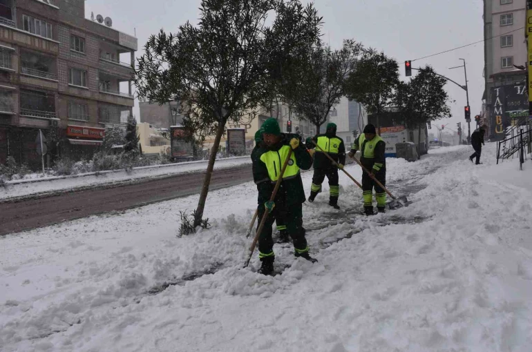 Gaziantep’te karla yoğun mücadele