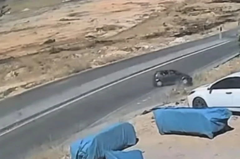 Gaziantep’te kontrolden çıkan araç menfezde ters döndü: Kaza kamerada 