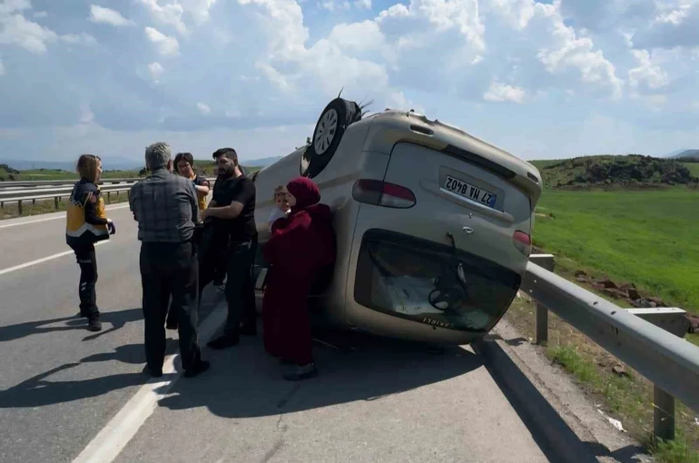 Gaziantep’te lastiği patlayan minibüs takla attı 