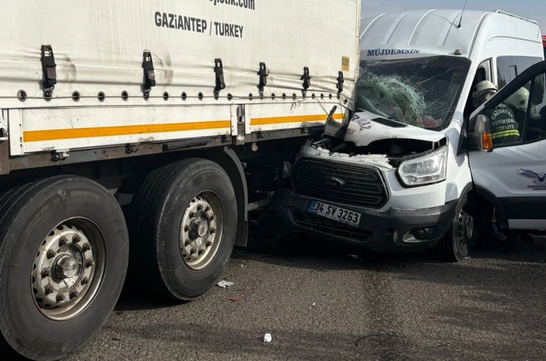 Gaziantep’te minibüs tıra arkadan çarptı: 5 yaralı 