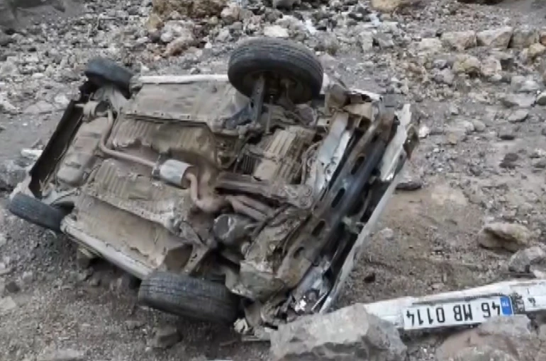 Gaziantep’te otomobil dere yatağına uçtu, sürücü yaralandı 