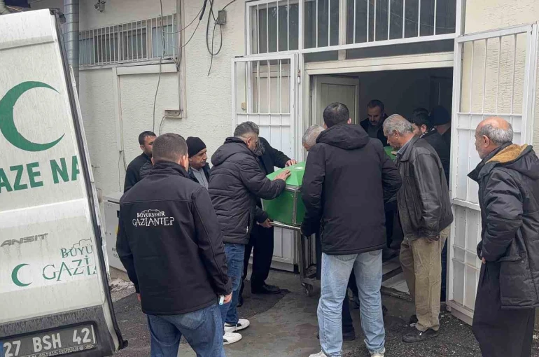 Gaziantep’te otomobil tıra arkadan çarptı: 3 kardeş hayatını kaybetti