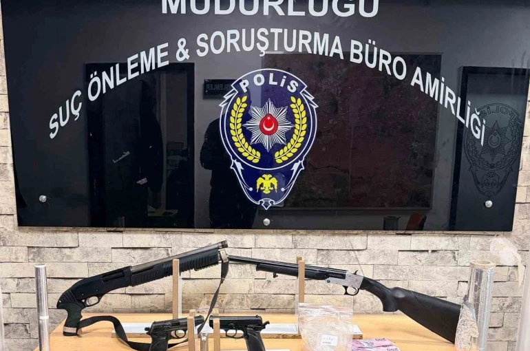 Gaziantep’te ruhsatsız 2 tüfek ile 8 tabanca ele geçirildi: 5 gözaltı 