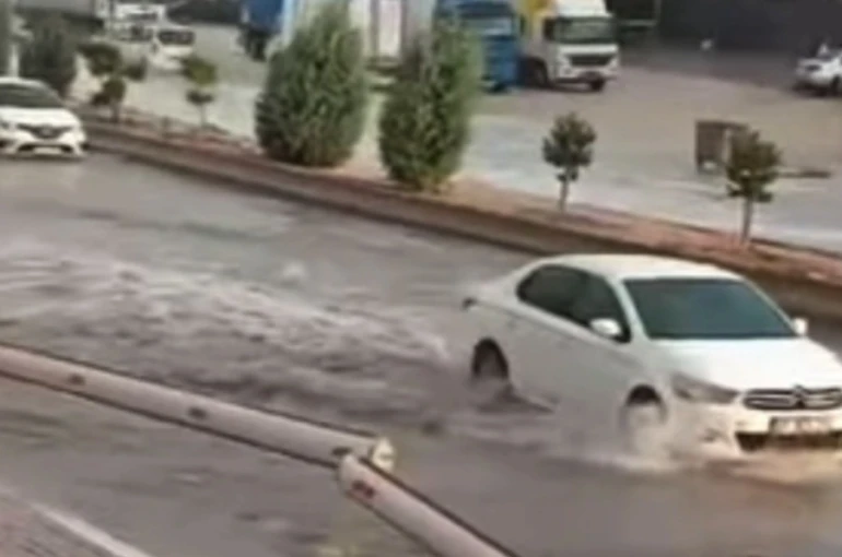 Gaziantep’te sağanak yağış cadde ve sokakları göle çevirdi 