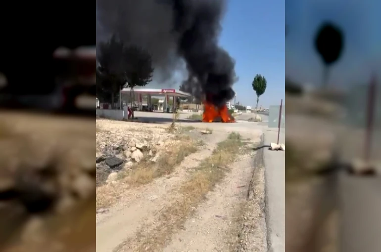 Gaziantep’te seyir halindeki otomobil alev topuna döndü