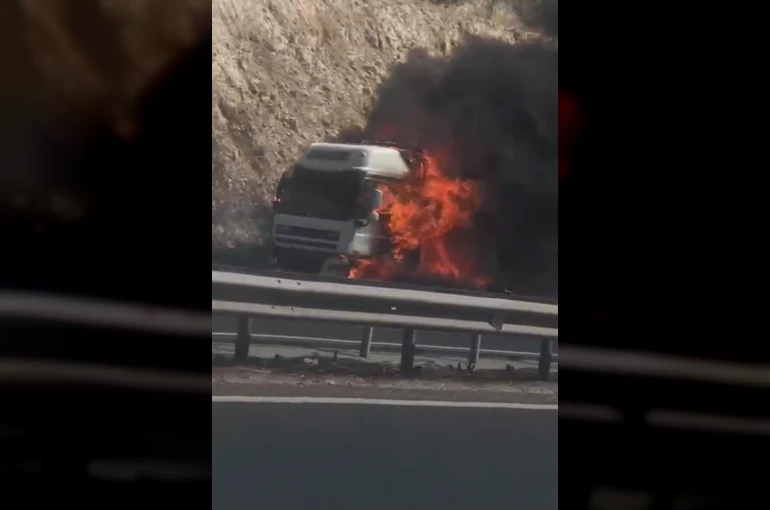 Gaziantep’te seyir halindeki tır alev alev yandı