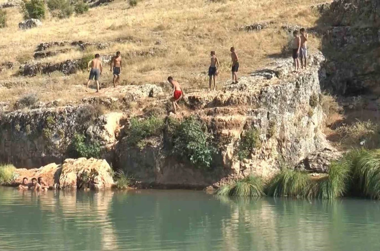 Gaziantep’te sıcaktan bunalan gençler Sıtma Pınar Çayı’na akın etti