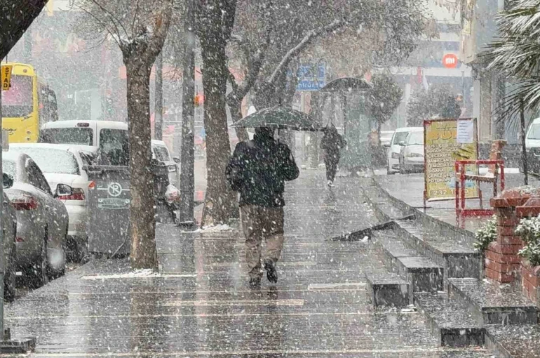 Gaziantep’te yoğun kar yağışı etkili oluyor 