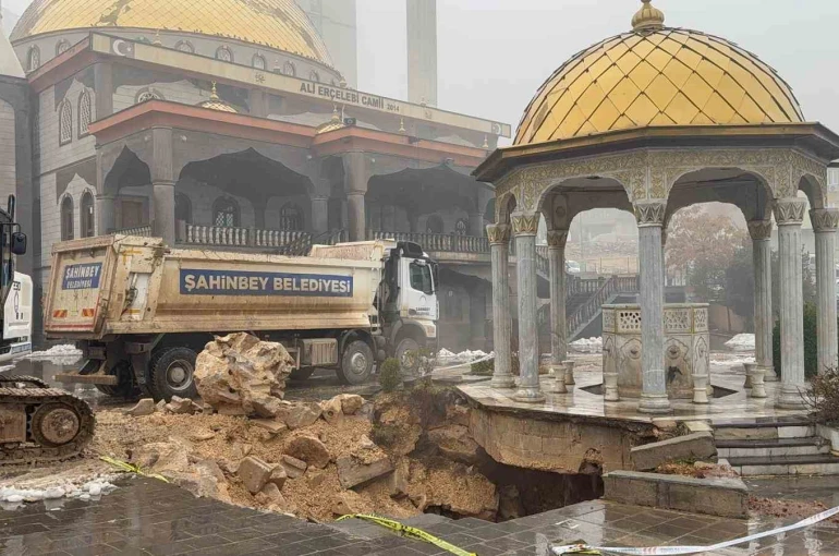 Gaziantep’te yoğun yağış sonrası cami avlusu çöktü 