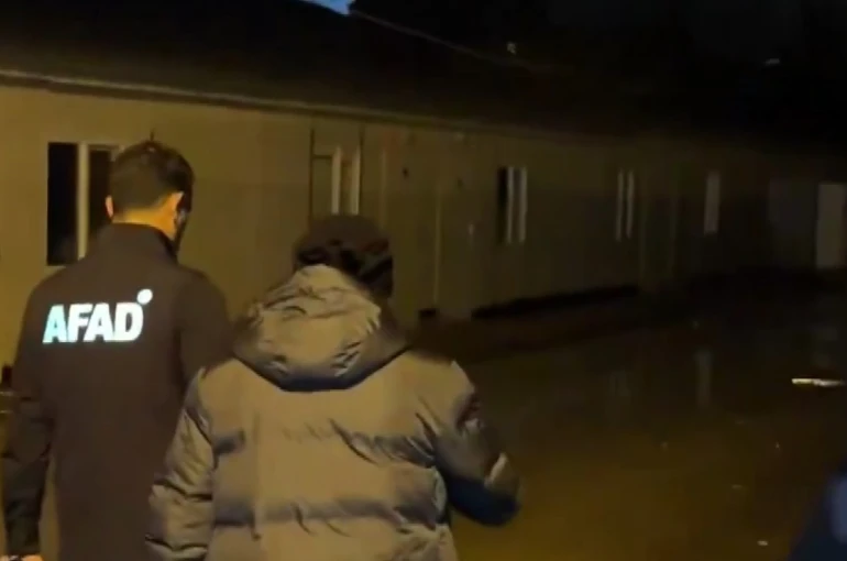 Gaziantep’te yoğun yağış sonrası geçici yaşam alanı boşaltıldı 
