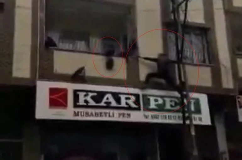 Gaziantep’te yürekleri ağza getiren an: Balkonda asılı kalan çocuğu kurtardı