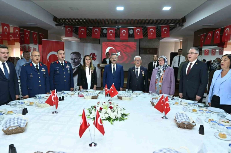 Gaziler ve aileleri onuruna yemek programı düzenlendi 