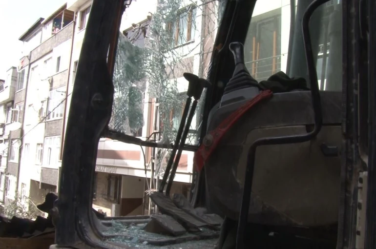 Gaziosmanpaşa’da binadan kopan tahta parçası aracın camını parçaladı: Kepçe operatörü yaralandı 