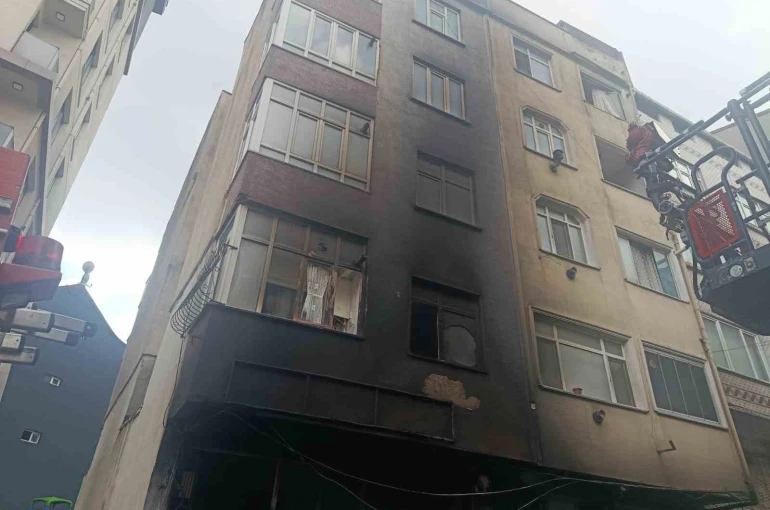 Gaziosmanpaşa’da hurdacıda yangın 