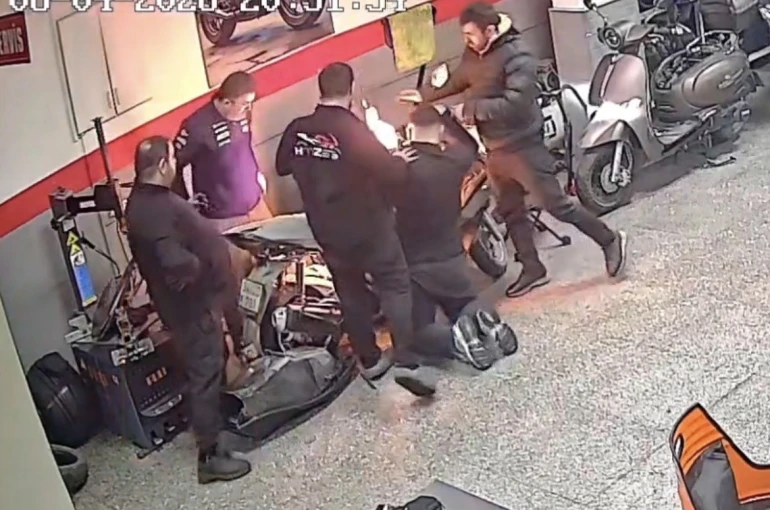 Gaziosmanpaşa’da tamir edilmeye çalışılan motosiklette yangın çıktı, o anlar kamerada 