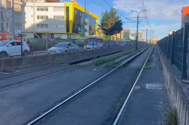 Gaziosmanpaşa’da tramvay ile motosiklet çarpıştı: 1 ağır yaralı 
