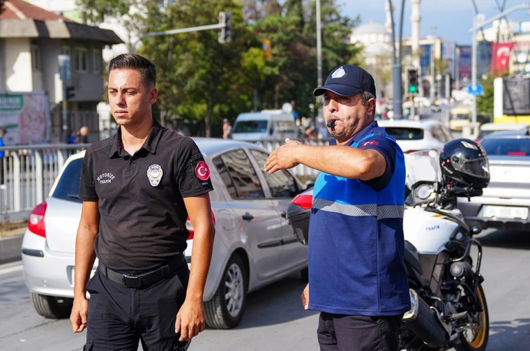Gaziosmanpaşa’da zabıta ekipleri okul önlerinde görev başında 