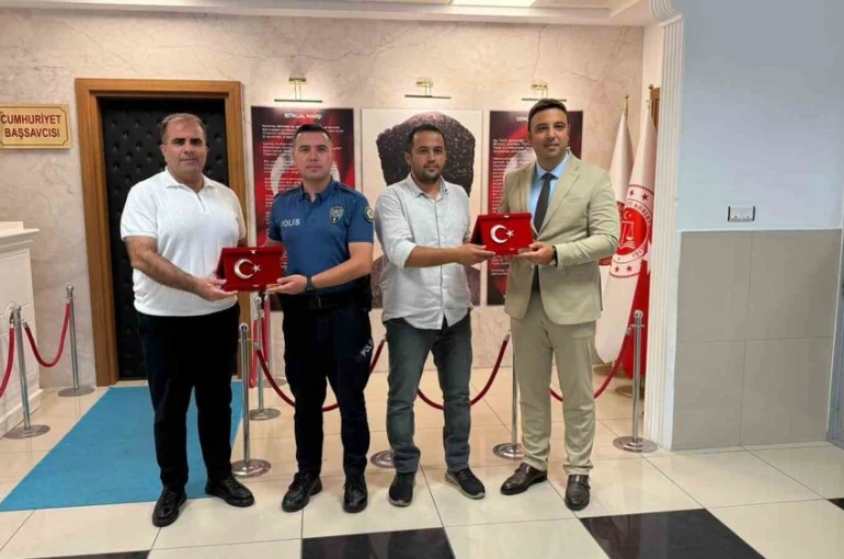 Gazipaşa’da ailesiyle yürüyen kişiyi tabancayla vuran şüpheliyi yakalayan polisler ödüllendirildi