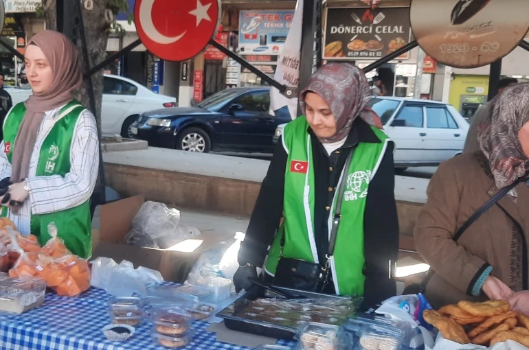 Gazze için hayır çarşısı kurdular 