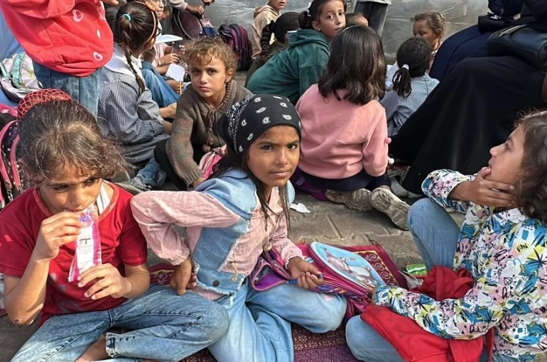 Gazze’de çocuklar enkaza dönen okullarda ders başı yaptı 