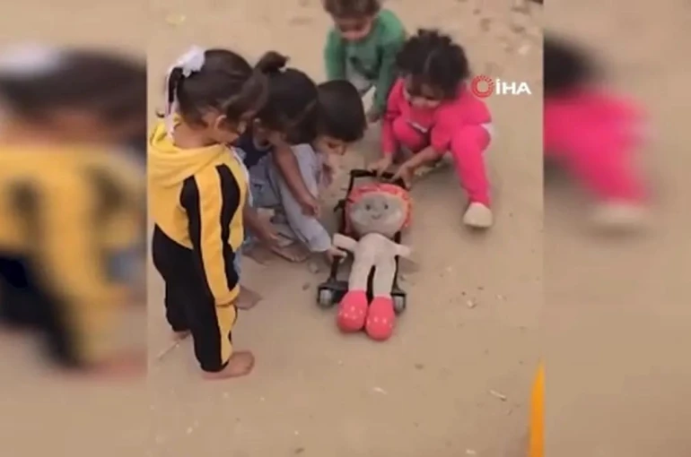 Gazzeli çocukların yürek burkan 'Cenaze oyunu'