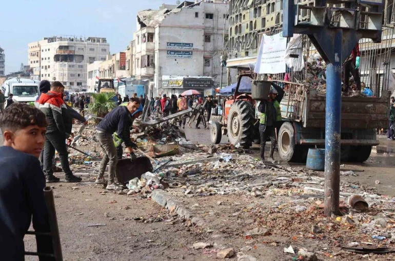Gazzeliler "Yeniden İnşa Edeceğiz" kampanyası başlattı 