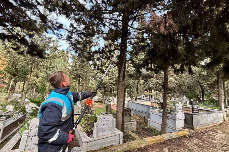 Gebze’de bayram öncesi mezarlıklarda bakım çalışmaları hızlandı