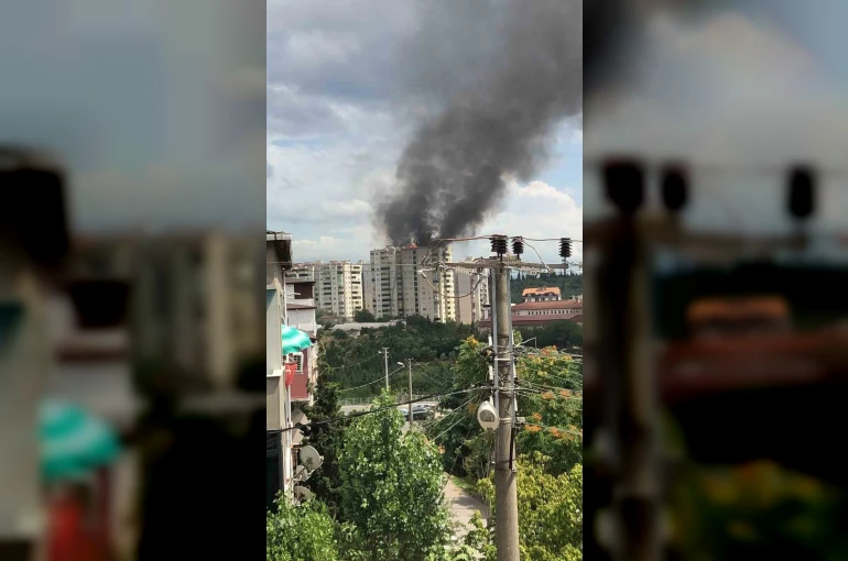 Gebze’de bina çatısı alevlere teslim oldu 