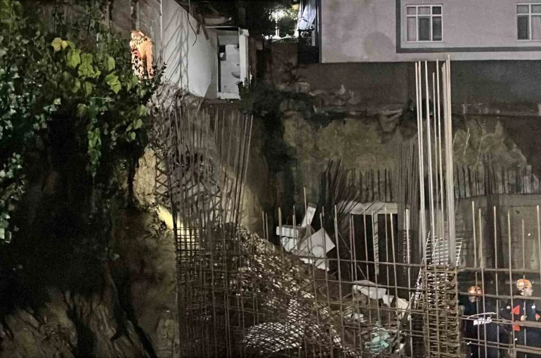 Gebze’de inşaat temeli yanındaki müstakil evin duvarı çöktü, 4 kişilik aile tahliye edildi 