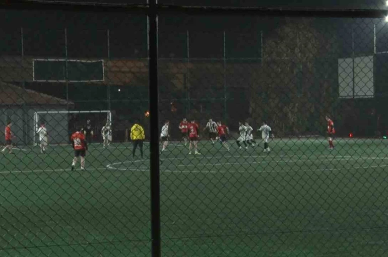 Geç saatlere kadar açık olan halı sahadaki aşırı gürültü mahalle halkının kabusu oldu 