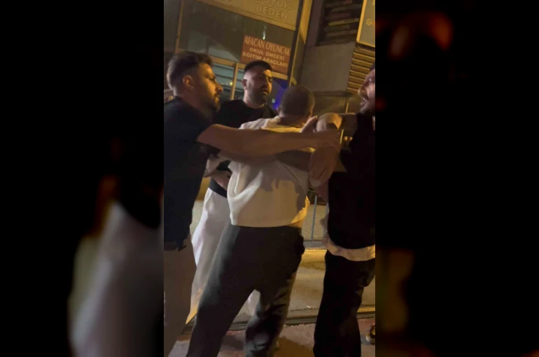 Gece kulübünden çıkıp kavgaya böyle tutuştular… Ayakta zor durdular