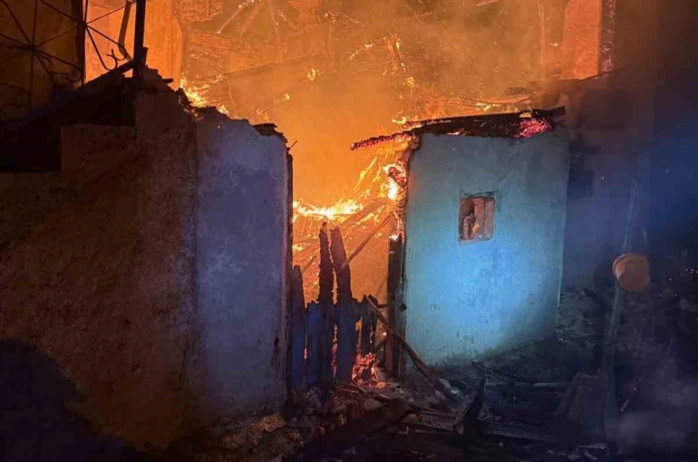 Gece yarısı çıkan yangında 1 ev kullanılamaz hale geldi 