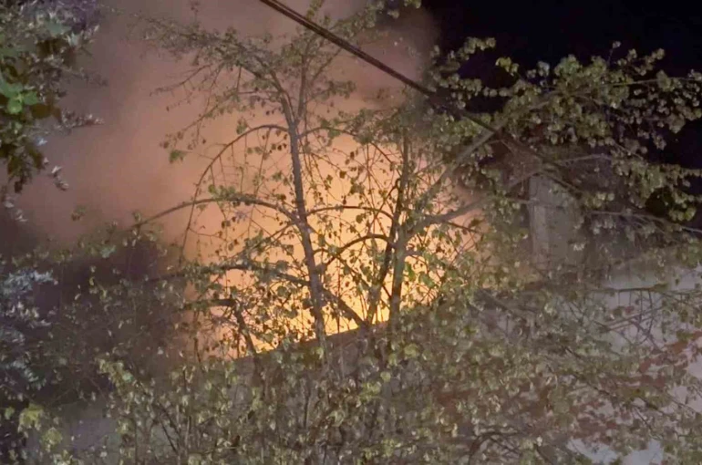 Gece yarısı korkutan yangın: Evde uyuyan kişi kurtarıldı 