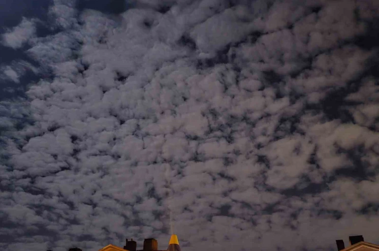 Geceyi aydınlatan doğa şöleni: Elazığ’da eşsiz bulut manzarası 