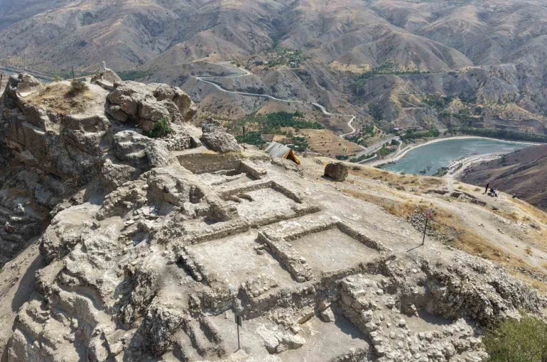 Geçmişi 3 bin yıllık tarihi kalede Osmanlı’ya ait karakol ortaya çıktı 