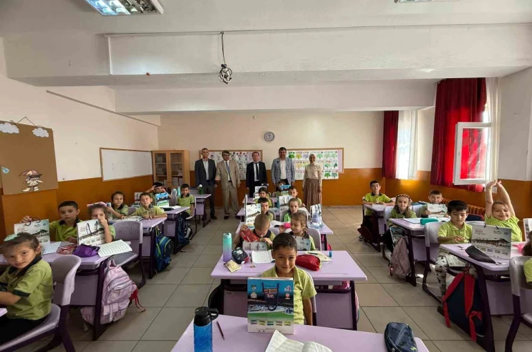 Gediz Belediye Başkanı Akel’den minik öğrencilere kırtasiye hediyesi 