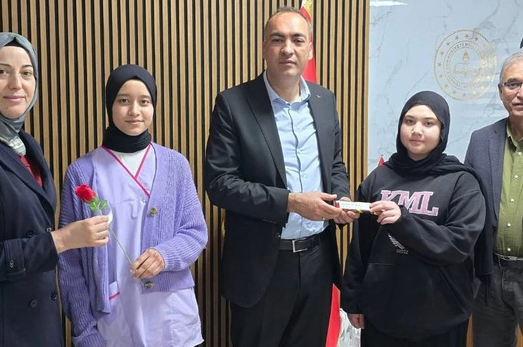 Gedizli öğrencilerden şiddete karşı anlamlı tepki 