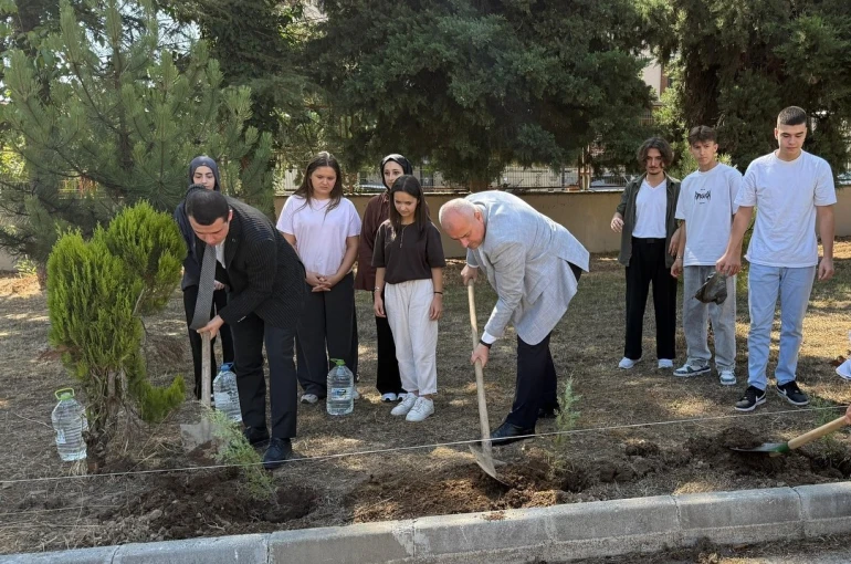 Geleceğe nefes olacak fidanlar toprakla buluştu 