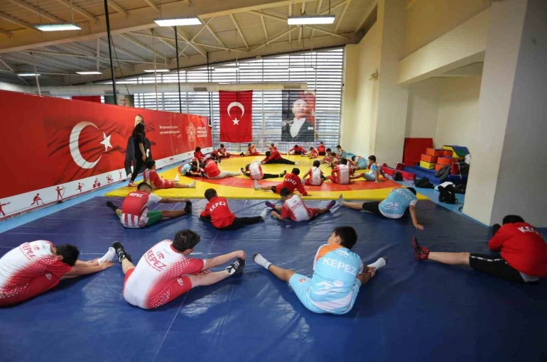 Geleceğin güreşçileri Kepez’de yetişiyor 