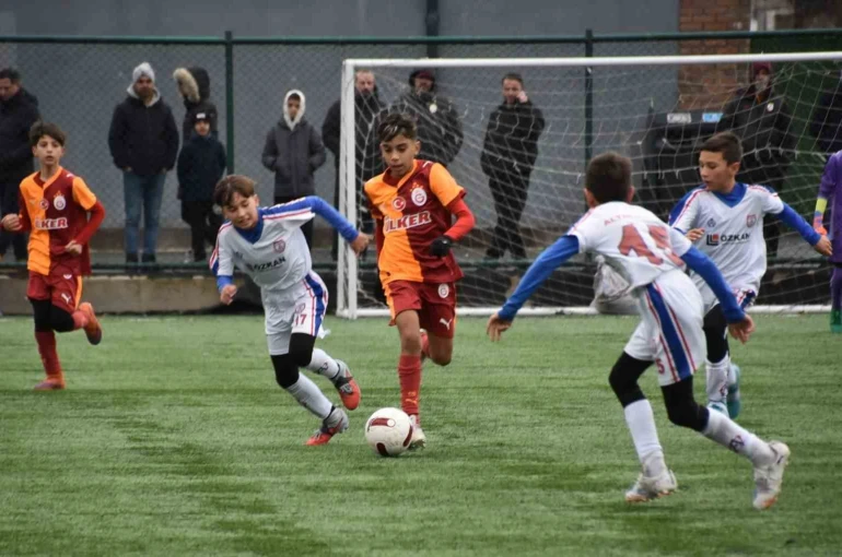 Geleceğin yıldız futbolcu adayları Balıkesir’de sahne aldı 