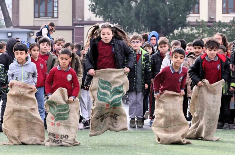 Geleneksel Oyunlar Tırı Manisa’da çocuklarla buluştu 