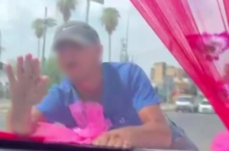 Gelin arabasının önüne atlayan genç, gelin ve damadı korkuttu 