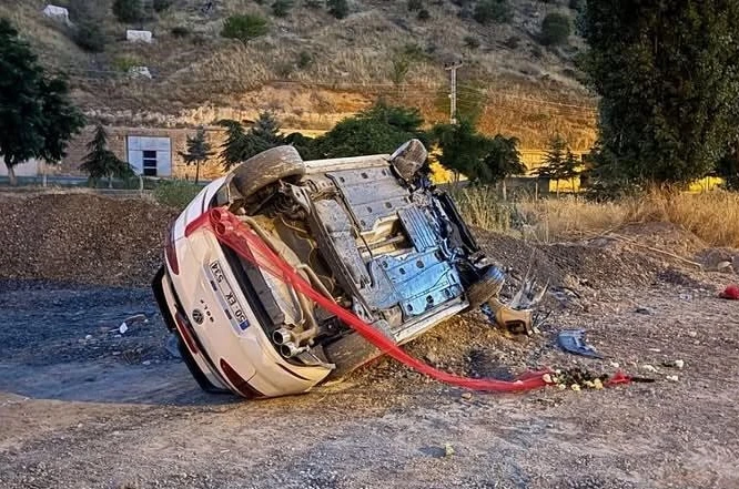 Gelin aracının lastiği patladı, otomobil takla attı
