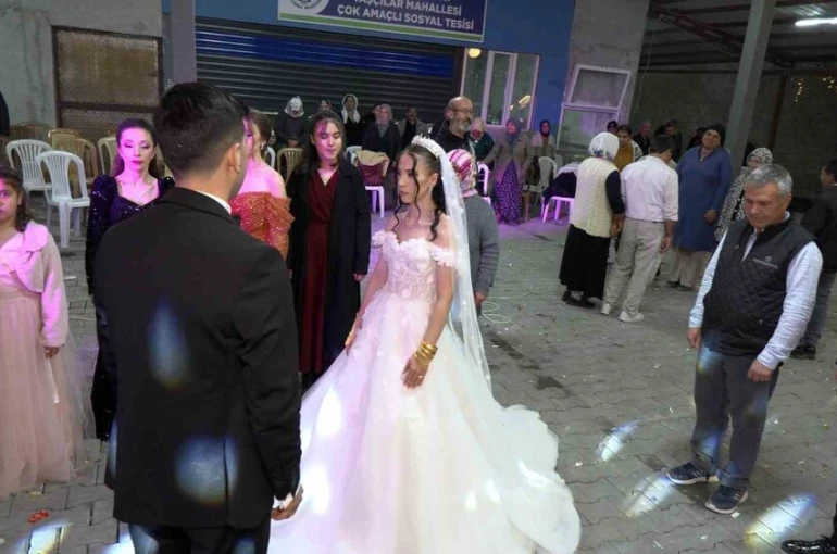 Gelin damat düğünü yarıda kesip Ata’sını andı 