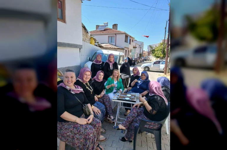 Gelin konvoyunun önünü kesen kadınlar yol ortasında tavla oynayıp, kahve içtiler