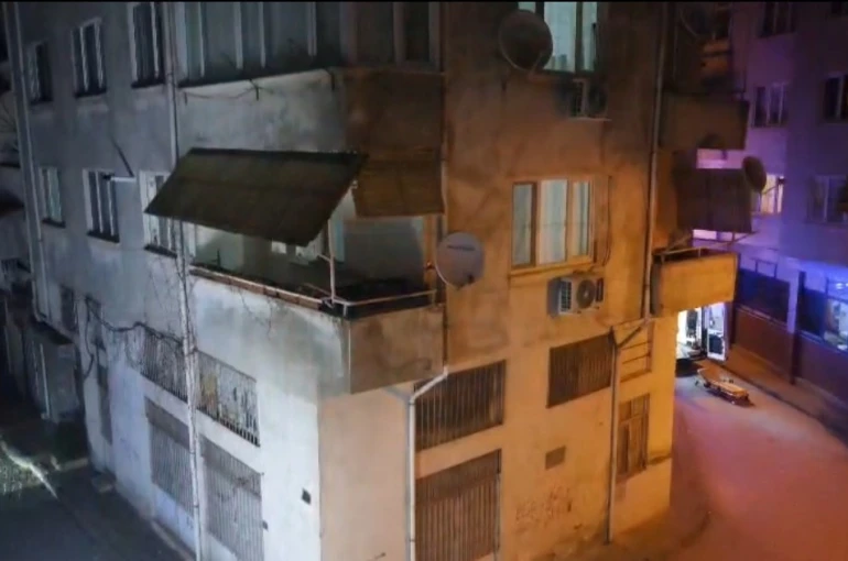 Gemlik’te hasarlı apartman tahliye edildi, sokak trafiğe kapatıldı 