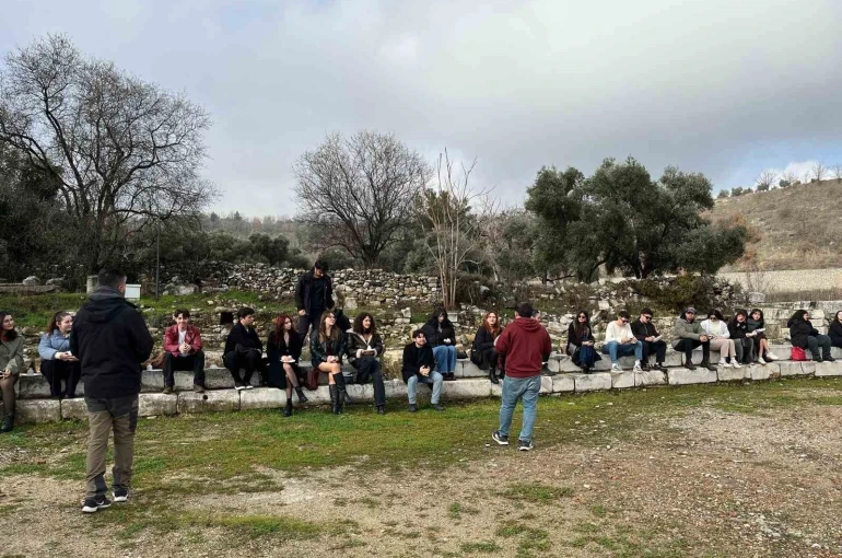 Genç eller geçmişin izlerini seramik ile şekillendirdi