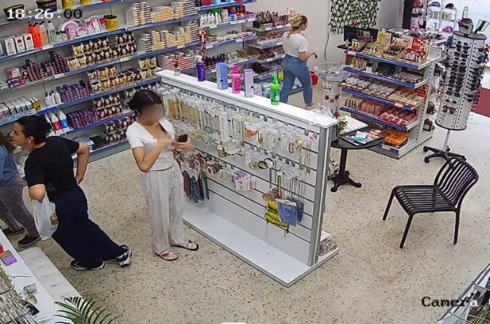 Genç kız takıları önce beğendi, sonra çaldı
