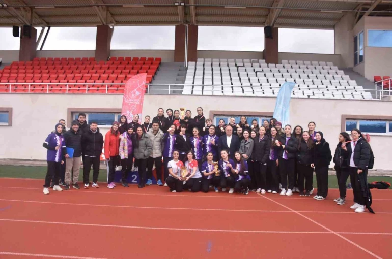 Genç Kızlar Kriket’te şampiyon Spor Lisesi oldu