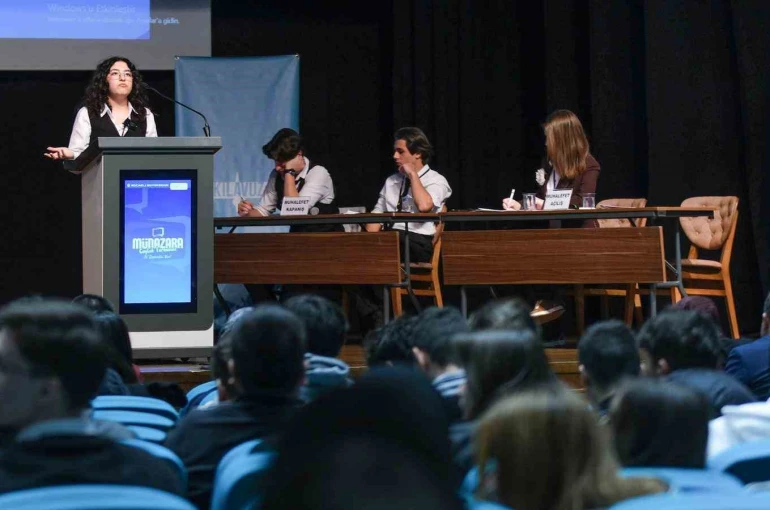 Genç münazırlar, "Bi’ diyeceğim var" dedi 